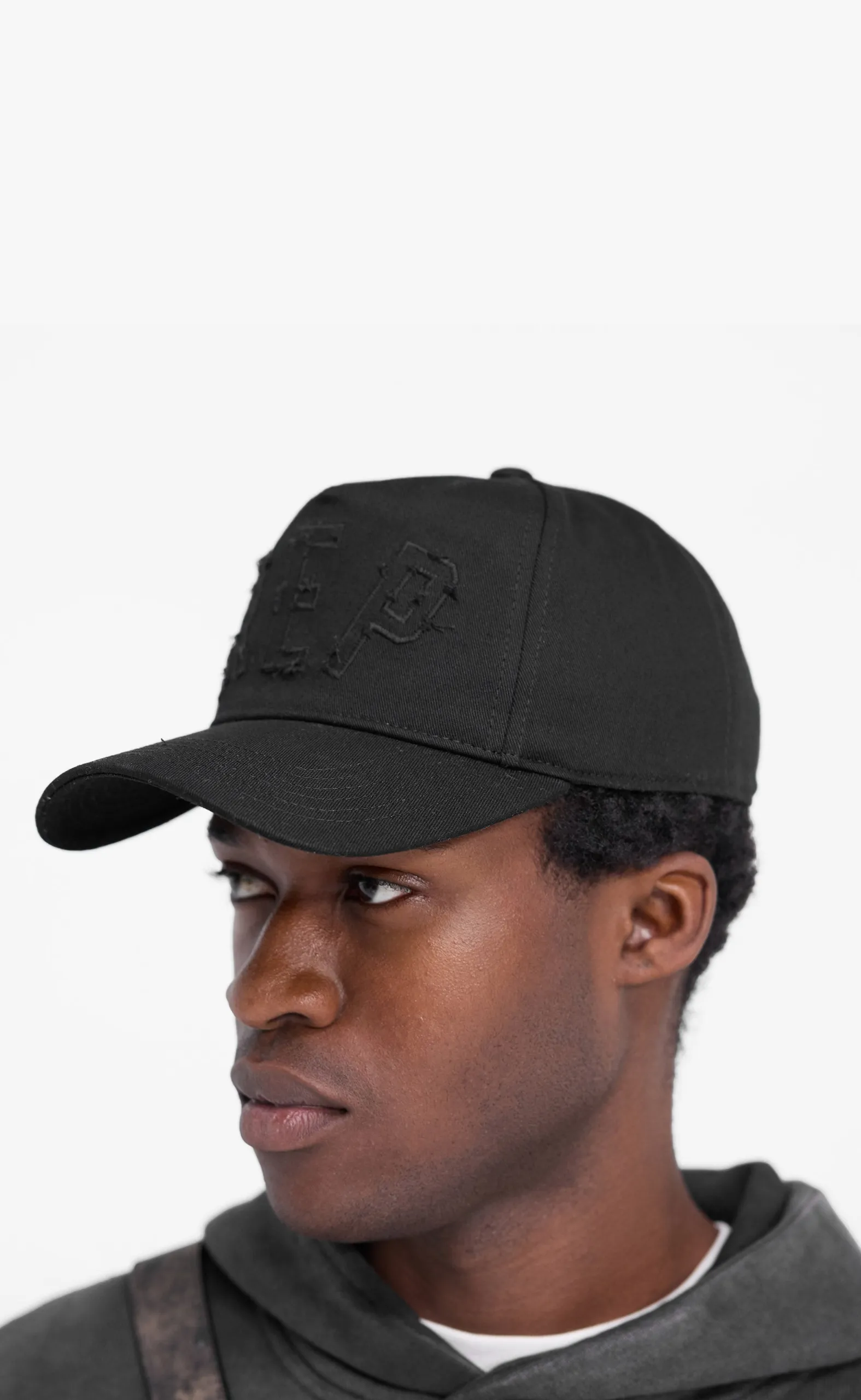 APPLIQUE R JET BLACK HAT