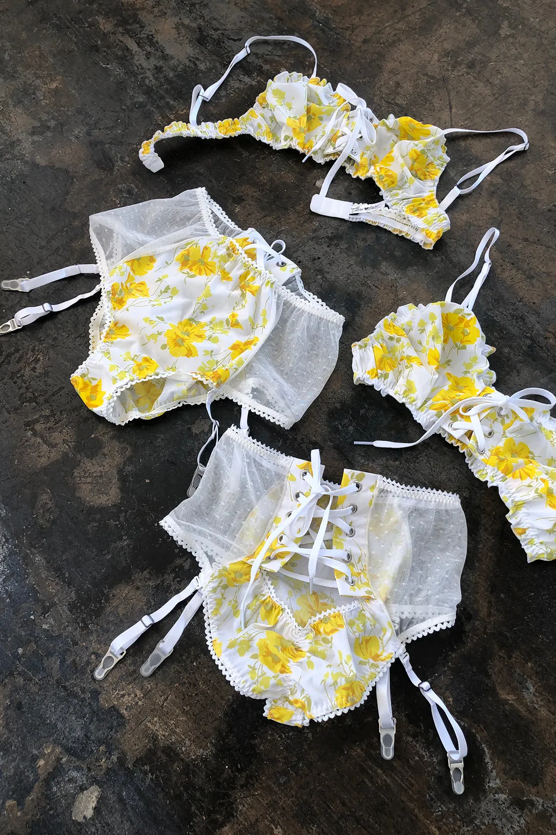 Cardamine Garter Short in Yellow Daisy and White