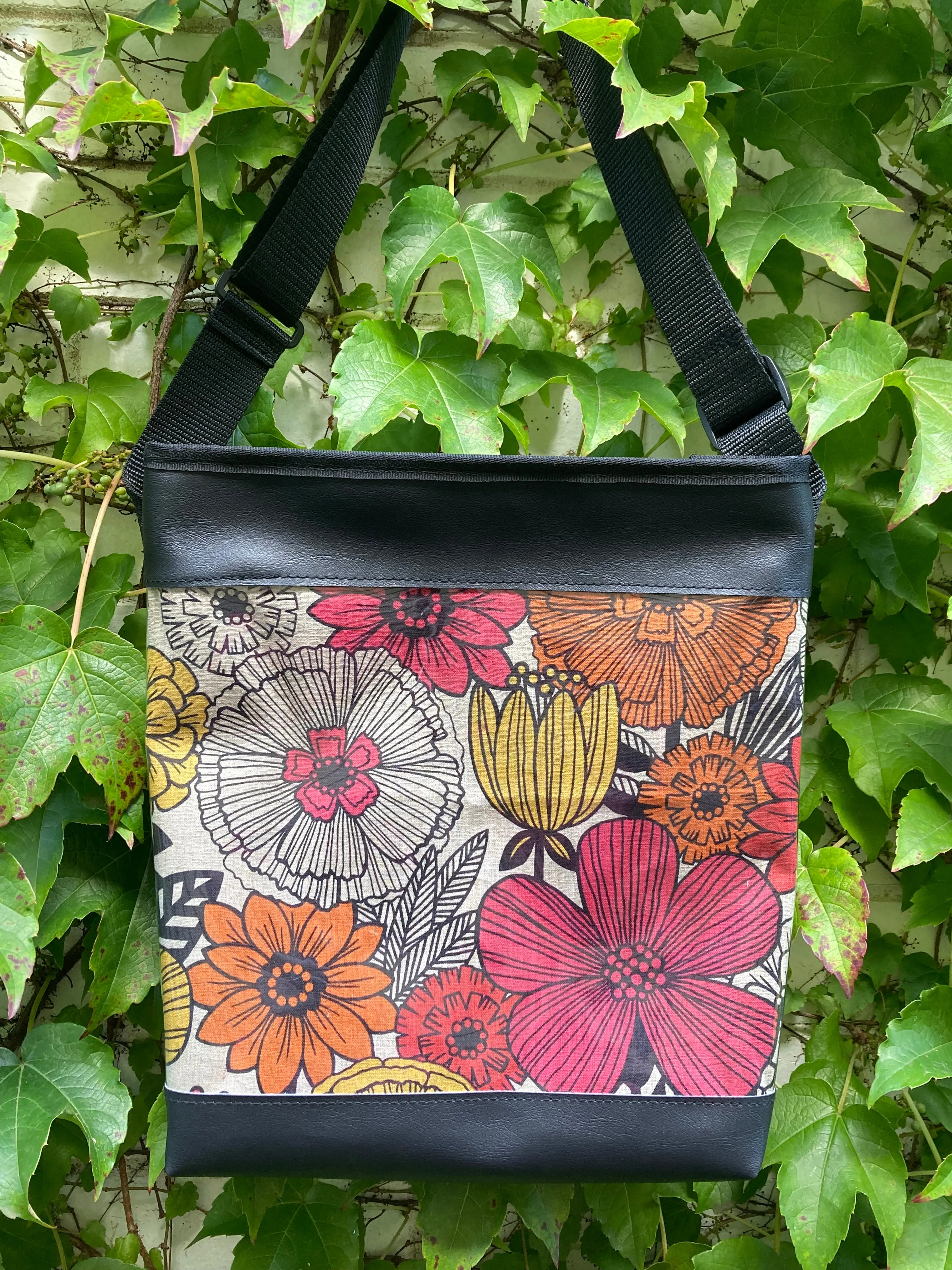 Myra Bag - Mattina Di Vacanza Isla Floral - Pink & Orange