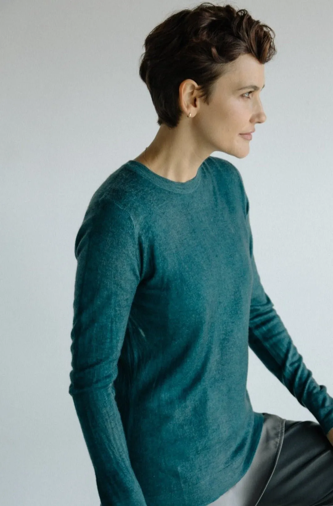 SHANA LIGHTWEIGHT CREWNECK SWEATER IN HAND-DYED CASHMERE